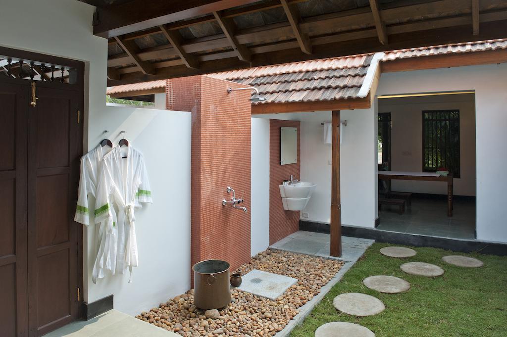 Purity At Lake Vembanad Mararikulam Exterior photo
