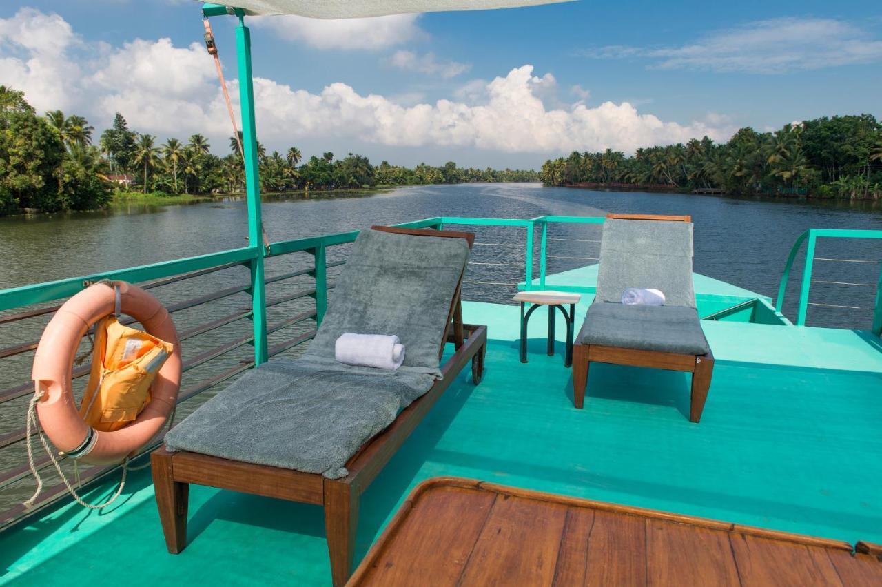 Purity At Lake Vembanad Mararikulam Exterior photo